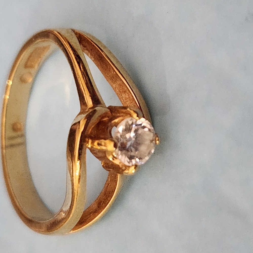 Elegant Gold Ring with Clear Stone